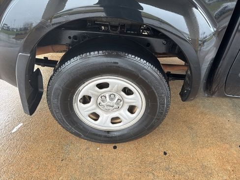 Used 2019 Nissan Frontier S image 12