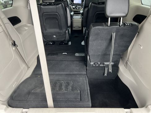 Used 2023 Chrysler Pacifica Touring-L FWD image 19