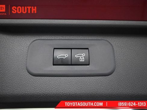 Used 2024 Toyota Grand Highlander AWD image 32