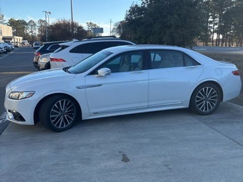 Used 2017 Lincoln Continental Select image 1