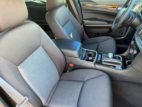 Used 2023 Chrysler 300 Touring w/ Sport Appearance Package image 10