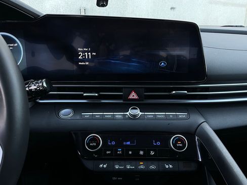 Used 2025 Hyundai Elantra Limited image 29