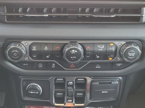 New 2025 Jeep Gladiator Rubicon w/ Convenience Group AWD/4WD image 16