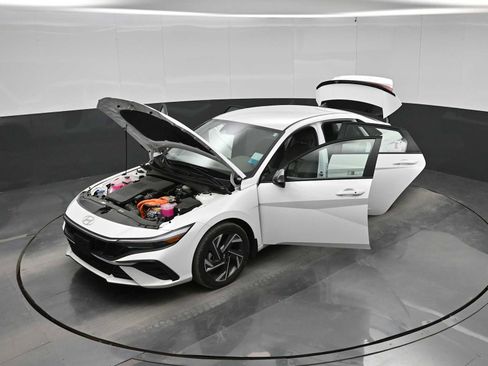 Used 2025 Hyundai Elantra SEL FWD image 40