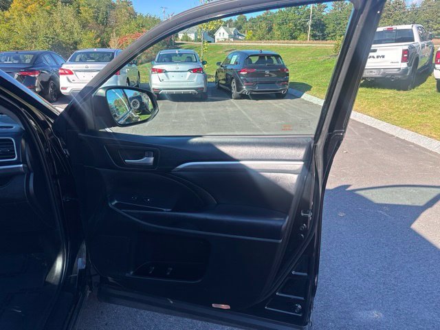 Used 2019 Toyota Highlander SE AWD/4WD image 10