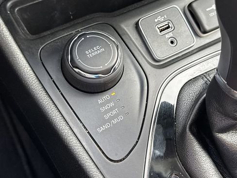 Used 2019 Jeep Cherokee Limited AWD/4WD image 35