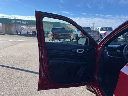 Used 2023 Jeep Compass Limited image 29