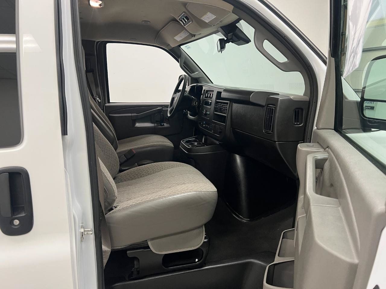 Used 2025 Chevrolet Express 3500 LT w/ LT Preferred Equipment Group RWD image 32