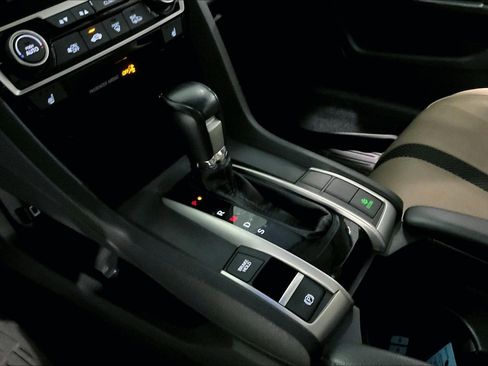 Used 2019 Honda Civic Touring image 17