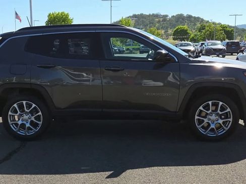 Used 2023 Jeep Compass Latitude w/ Sun and Sound Group AWD/4WD image 9