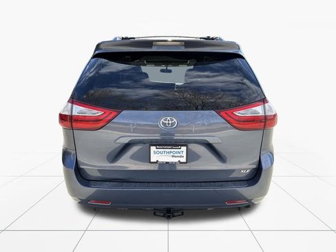 Used 2017 Toyota Sienna XLE image 7