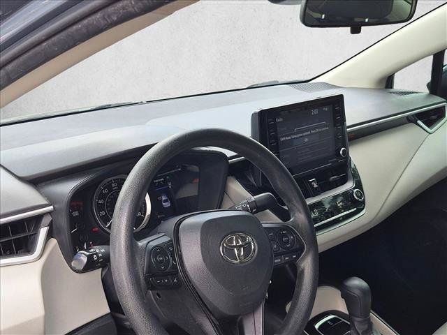 Used 2022 Toyota Corolla LE FWD image 3