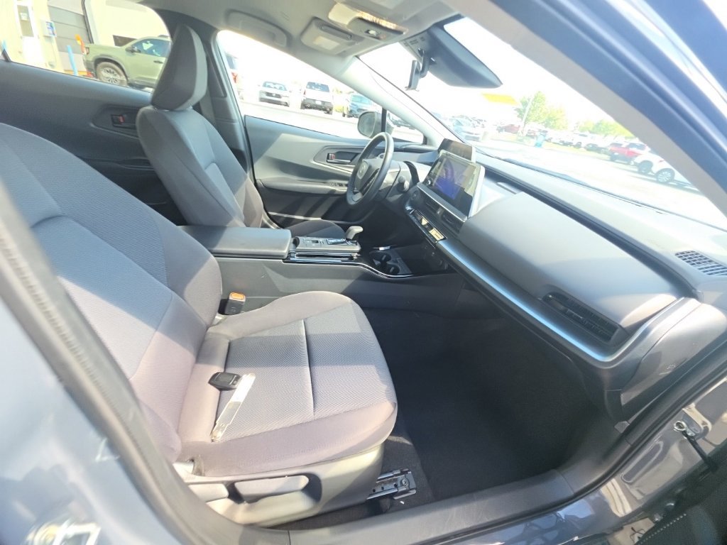 Used 2025 Toyota Prius LE FWD image 31