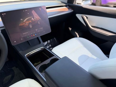 Used 2022 Tesla Model Y Long Range image 39