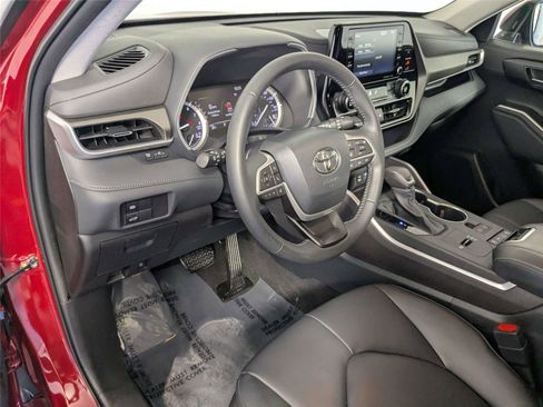 Used 2022 Toyota Highlander XLE image 13