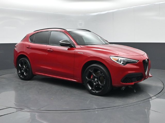 Used 2023 Alfa Romeo Stelvio Veloce AWD/4WD image 2
