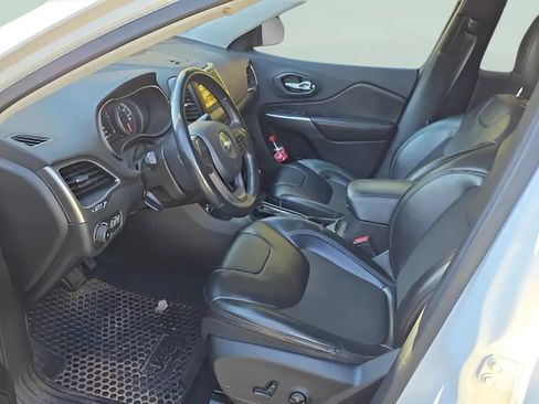 Used 2019 Jeep Cherokee Latitude Plus w/ Cold Weather Group AWD/4WD image 18