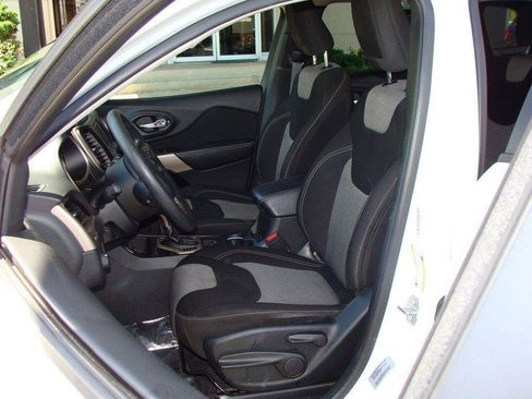 Used 2017 Jeep Cherokee Sport FWD image 7