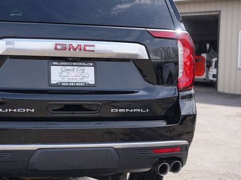 Used 2021 GMC Yukon XL Denali w/ Denali Premium Package image 11