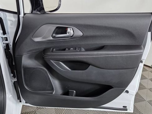 New 2026 Chrysler Pacifica Select FWD image 32
