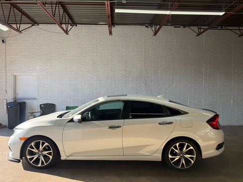 Used 2019 Honda Civic Touring image 3