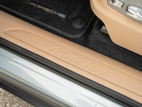 Certified 2025 Porsche Macan AWD/4WD image 24