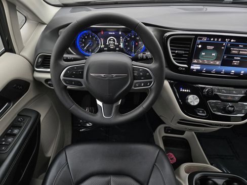 Used 2024 Chrysler Pacifica Touring-L image 13