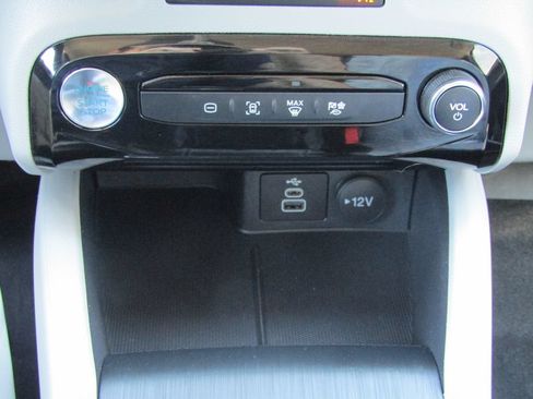 Used 2026 Ford Escape SE w/ Class II Trailer Tow Package FWD image 32