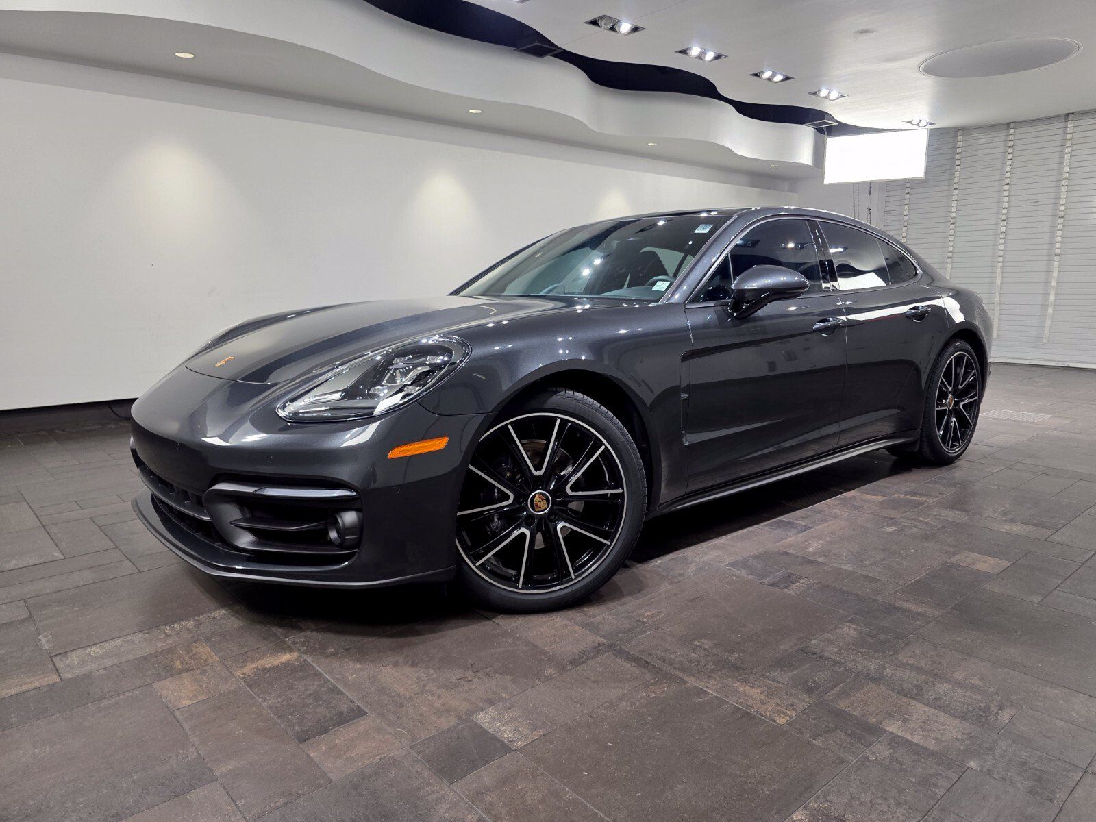Used 2023 Porsche Panamera RWD image 1