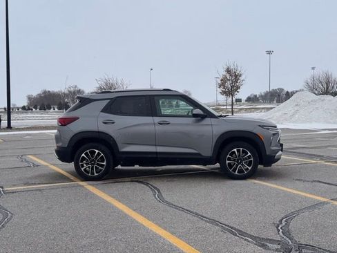 Used 2024 Chevrolet TrailBlazer LT w/ LT Cold Weather Package image 2