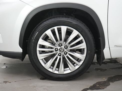 Used 2025 Toyota Highlander Platinum AWD/4WD image 31