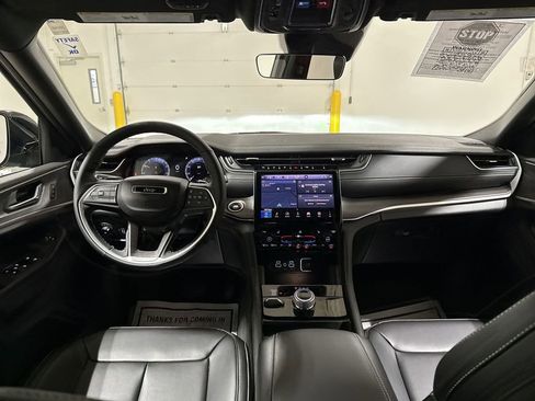 Used 2025 Jeep Grand Cherokee Limited image 10