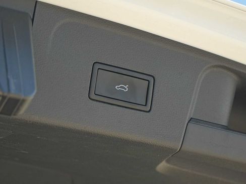Used 2025 Volkswagen Atlas SE FWD image 26
