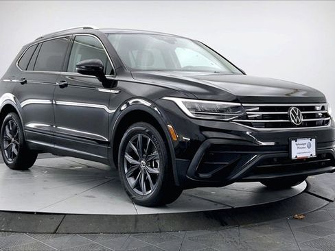 Used 2023 Volkswagen Tiguan SE image 1