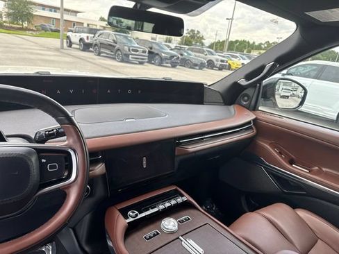 Used 2025 Lincoln Navigator L Reserve AWD/4WD image 14