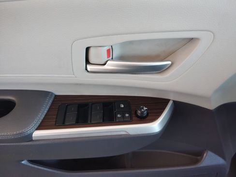Used 2022 Toyota Sienna XLE w/ XLE Plus Package FWD image 23