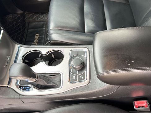 Used 2019 Jeep Grand Cherokee Limited AWD/4WD image 16