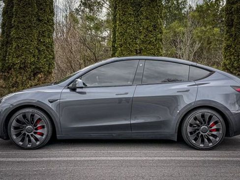 Used 2023 Tesla Model Y Performance image 9