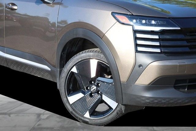 Certified 2026 Nissan Kicks SR FWD image 3