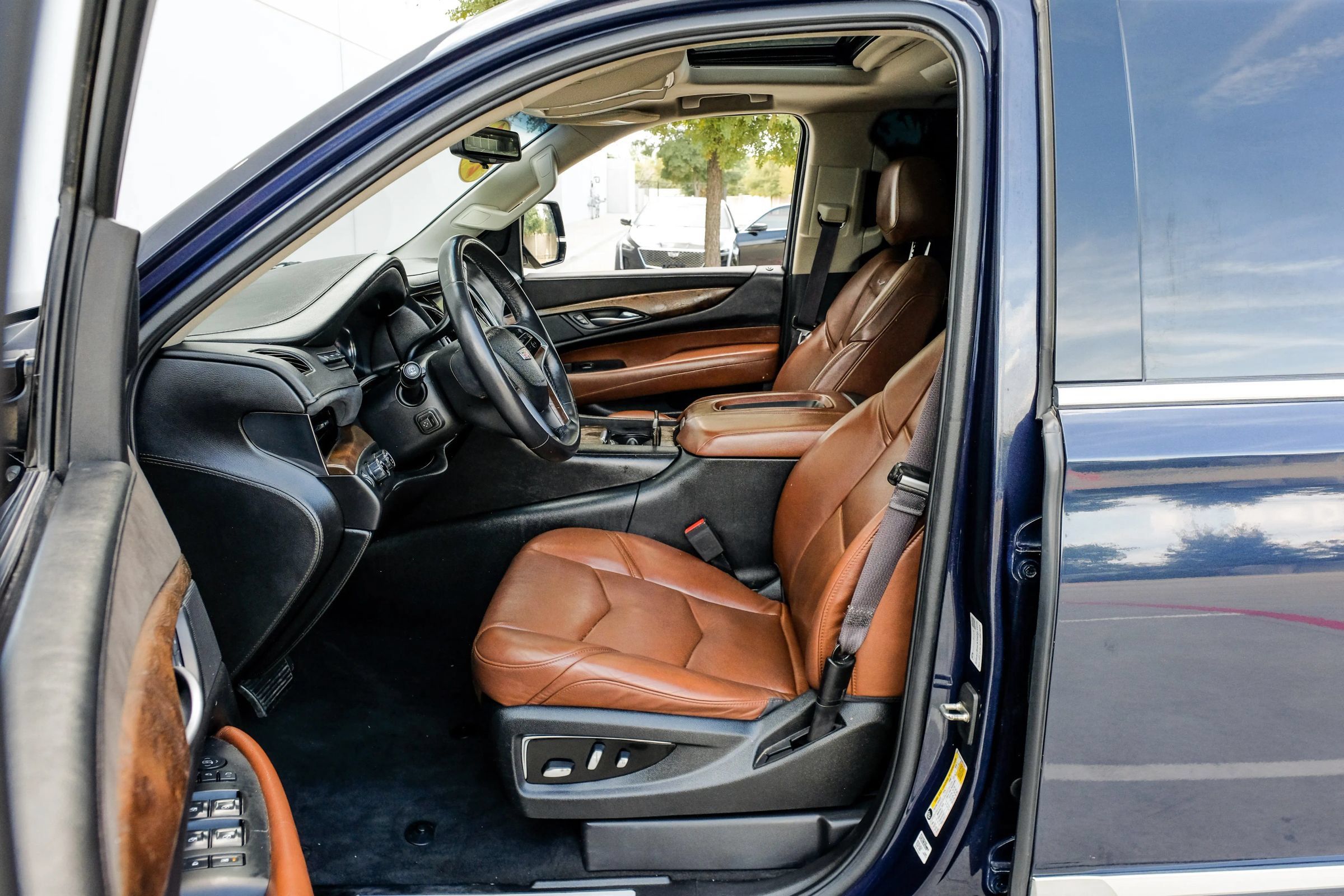 Used 2017 Cadillac Escalade Premium Luxury AWD/4WD image 4