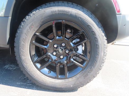 New 2024 Land Rover Defender 110 S image 11