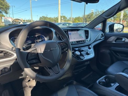Used 2024 Chrysler Pacifica Select image 21