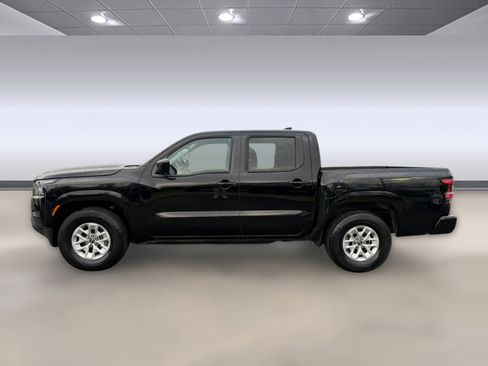 Used 2024 Nissan Frontier SV image 2