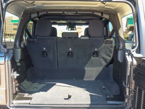 Used 2025 Jeep Wrangler Unlimited Rubicon 4xe w/ Convenience Group AWD/4WD image 9