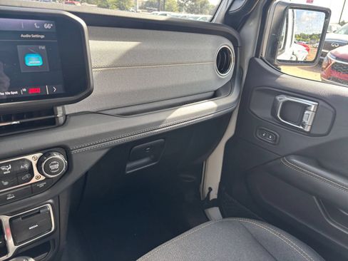 Used 2025 Jeep Wrangler Unlimited Sahara AWD/4WD image 35