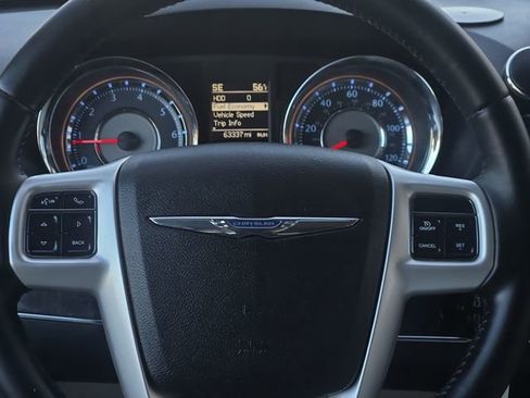 Used 2015 Chrysler Town & Country Touring image 27