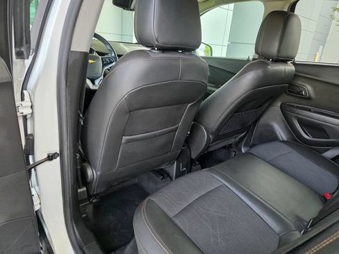 Used 2020 Chevrolet Trax LT w/ LT Convenience Package AWD/4WD image 16