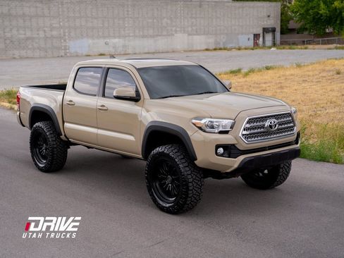 Used 2016 Toyota Tacoma TRD Off-Road image 2
