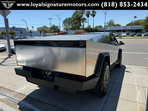 Used 2024 Tesla Cybertruck AWD Crew Cab image 7