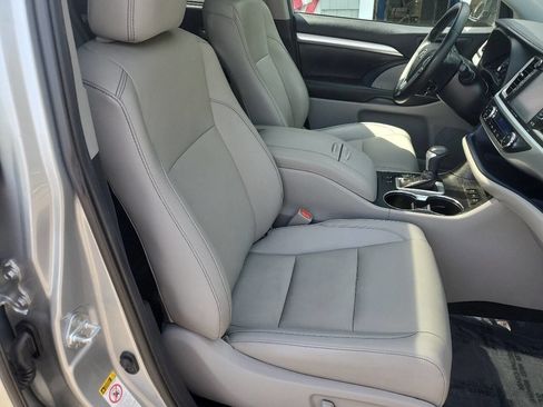 Used 2019 Toyota Highlander XLE AWD/4WD image 9
